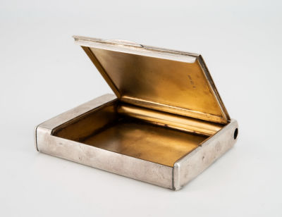 נרתיק סיגריות עם מחיצה לגפרורים מכסף וכסף מוזהב חלקית, רוסיה, סנט פטרסבורג, 1882-1899. מבנה 