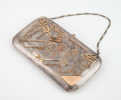 נרתיק סיגריות ותיק אישי מכסף וזהב, רוסיה, מוסקבה, 1896-1908. מבנה מלבני בעל פינות מעוגלות 