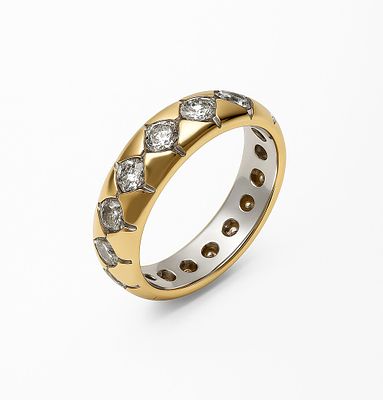18K Gold Ring. Set with 17 diamonds.
Gold: 18K
Provenance: Estate of the Streichman family