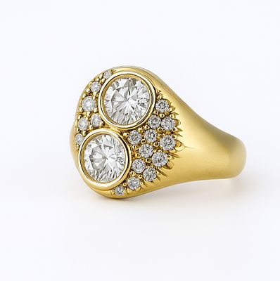 18K Gold ring. A round gold ring set with 2 central diamonds, each 0.5 carat (cloudy stones)