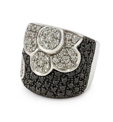 18K Gold Ring
. Decorated with flowers set with 0.50 carat white diamonds and surrounded by 0.80