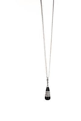 Pendant necklace in 18K white gold
. Signed
18K white gold
Closed chain length