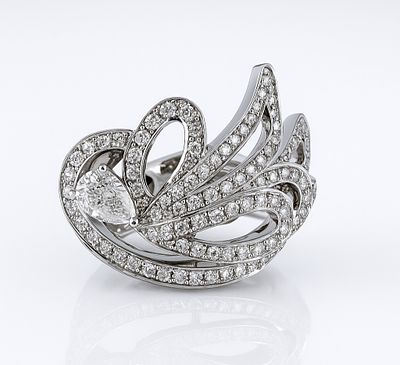18K gold ring
. Large ring designed with leaves, set with a pear-shaped diamond of 1.52