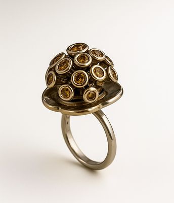 18K White Gold Ring. Flower thorn ring, set with a natural orange diamond
Signed 750
18K white