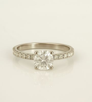 14K gold wedding ring
. Set with a central diamond with SI1 clarity and twenty side
