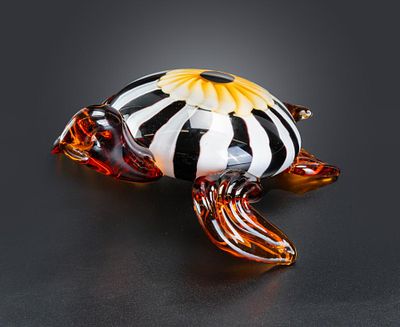 A LOVELY HANDMADE MURANO GLASS FIGURINE IN THE SHAPE OF A TURTLE. Height: 10 cm
Width: 21 cm