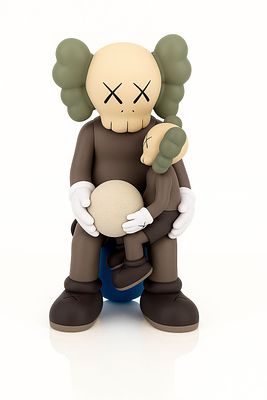 KAWS ‏(נולד ב־1974)
KAWS: HOLIDAY - SHARE. פיסול פוליכרומי מוויניל 
חתום בבסיס 
גובה: 26.5 ס"מ 
