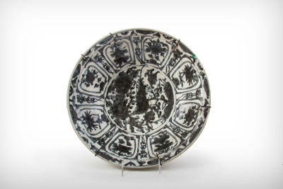 A Large Chinese Swatow Blue and White Late Ming Dynasty (circa 1600) Porcelain Dish. Date 