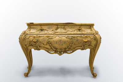 A Venetian Rococo Style Commode, Early 19th Century. Dimensions Height: 86.5 cm, width: 140 