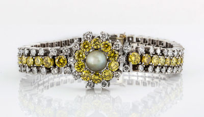 A Diamond and Cultured Pearl Bracelet. Dimensions Weight: 62.2 gr; Length: 19.4 cm. 