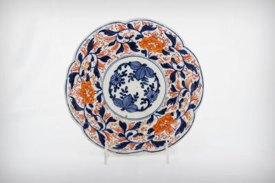A Chinese Export Porcelain Imari Dish with a Petal-Shaped Rim, 18th Century. Dimensions 
