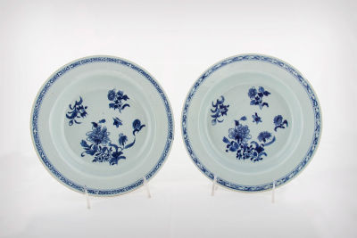 A Pair of Chinese Qing Dynasty Porcelain Deep Plates, Kangxi Period (1661-1722). Dimensions 