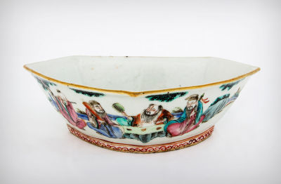 A Fine Chinese Qing Dynasty Triangular Wucai Porcelain Bowl, Qianlong Period (1736-1795). 