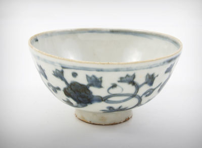 A Chinese Ming Dynasty Blue and White Glazed Porcelain Bowl, Jiajing Period (1522-1566). 