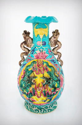 An Unusual Chinese Qing Dynasty Bottle Shaped Vase, Qianlong Period (1735-1796). Dimensions 