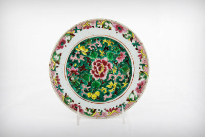 A Chinese Qing Dynasty Famille Rose a-Verte Porcelain Deep Plate, Early Kangxi Period (1661-1722). 