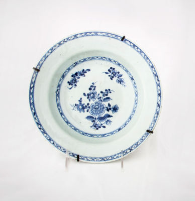 A Chinese Qing Dynasty Blue and White Porcelain Hanging Deep Plate, Qianlong Period (1735-1796). 