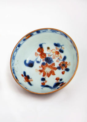 A Chinese Brown and Dust Blue Tea Bowl, Late 18th Century. Dimensions Diameter: 8.5 cm 