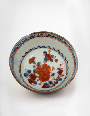 A Chinese Brown and Dust Blue Tea Bowl, Late 18th Century. Dimensions Diameter: 8.5 cm 