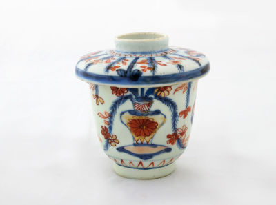 A Chinese Porcelain Imari Cup and Lid with Gold, Blue and Red Decoration, 18th Century. 