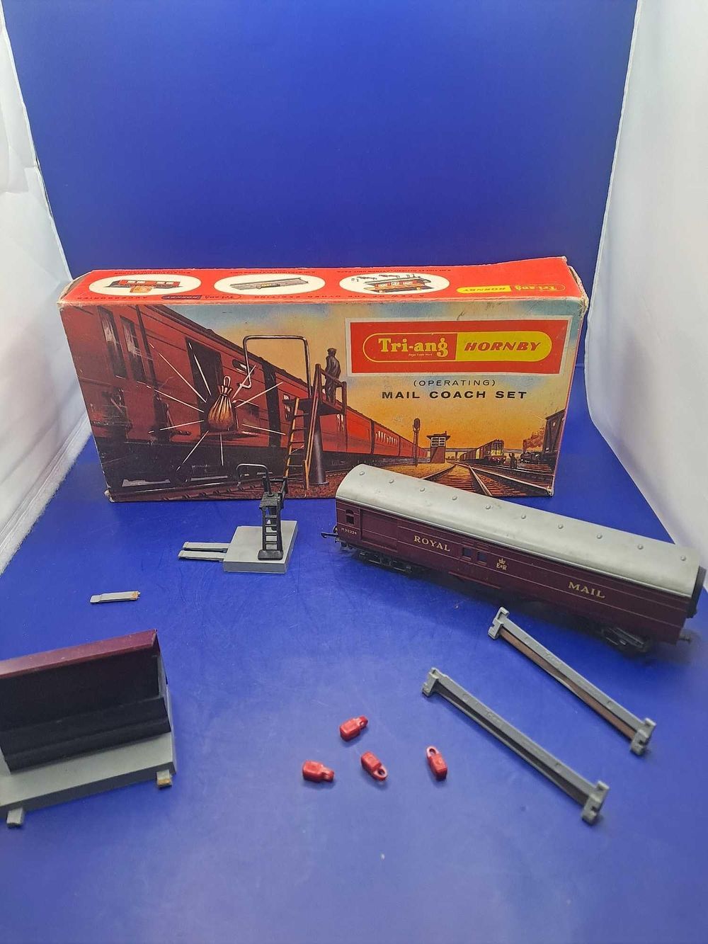 Lot 182: Tri-ang Hornby operating coach set model number R.402