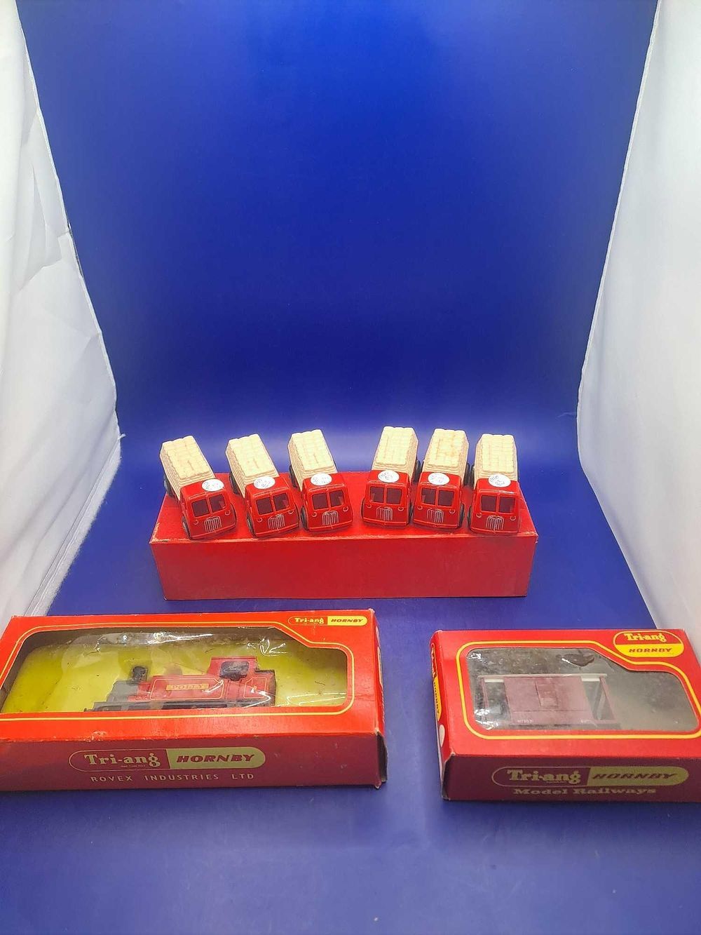 Lot 183: Tri-ang railways set of 6 red plastic delivery...