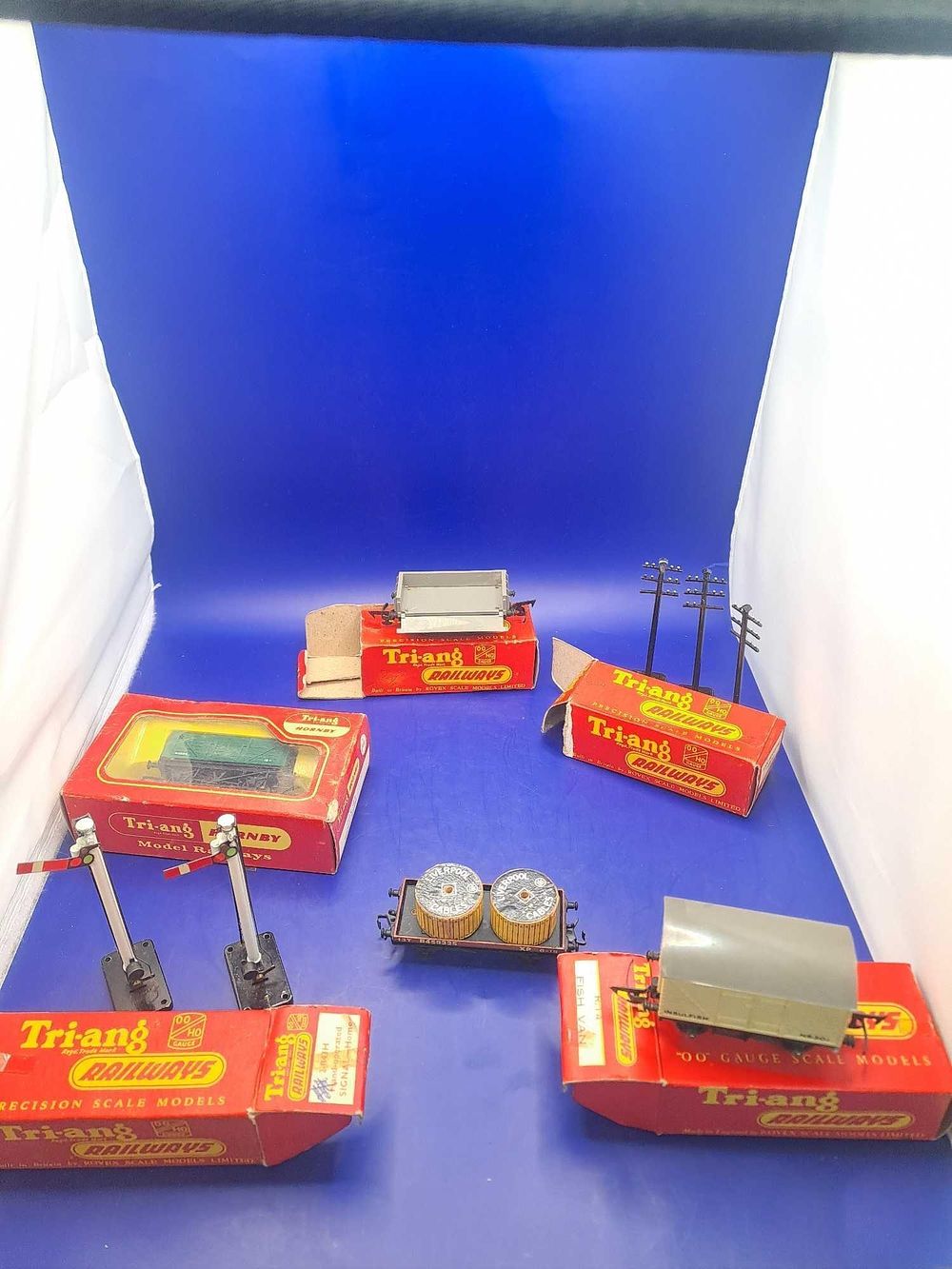 Lot 184: Tri-ang railways 2 hand operated signal-home