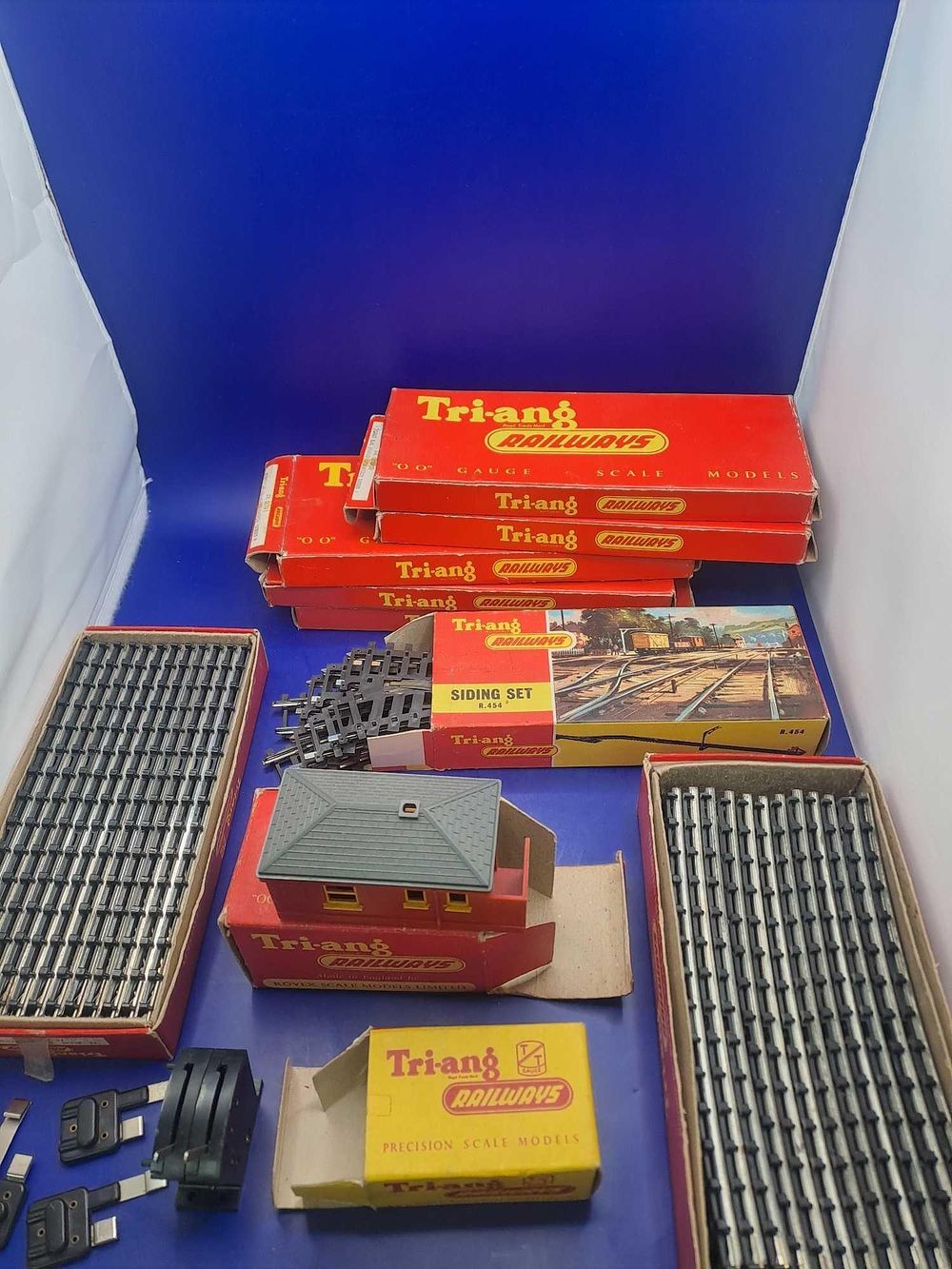 Lot 185: Tri-ang railways track 2 sets of pint right...