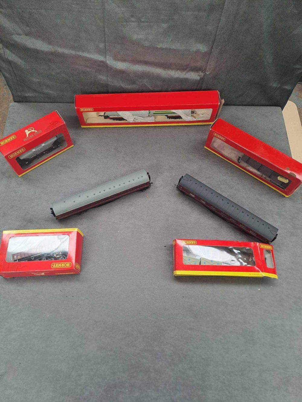 Lot 191: Hornby 100 ton tank wagon BP model number...