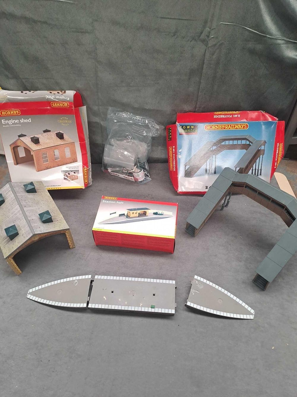 Lot 192: Hornby railway buildings including engine shed damaged box...