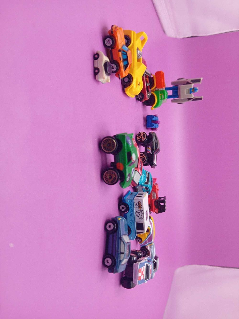 Lot 322: Mixed lot containing 10 micro machines and 7...