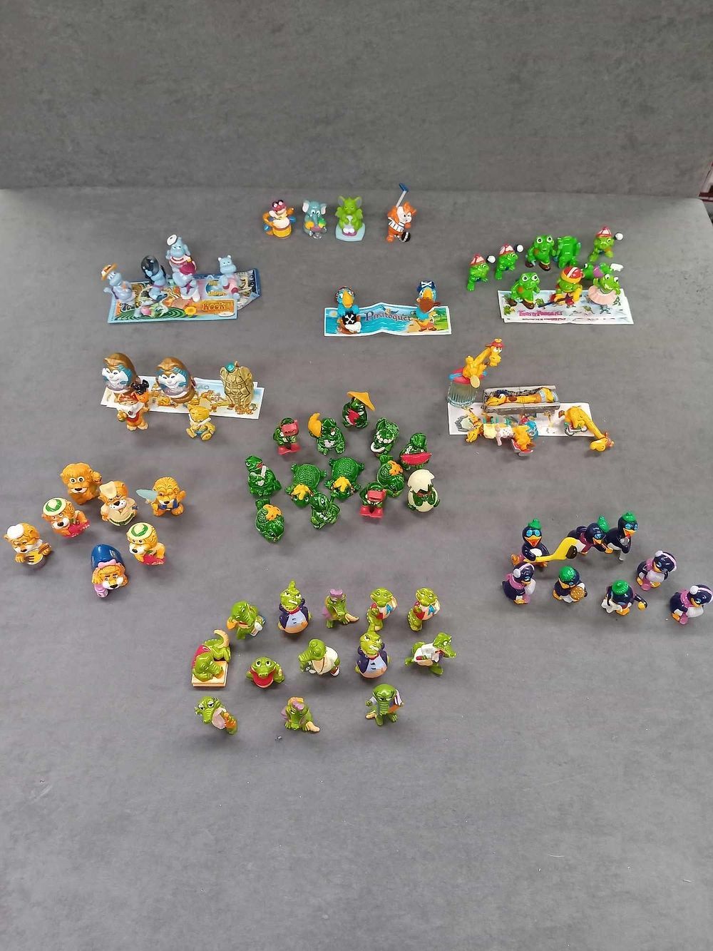 Lot 329: Mixed lot of amimal related Kinder toys from...