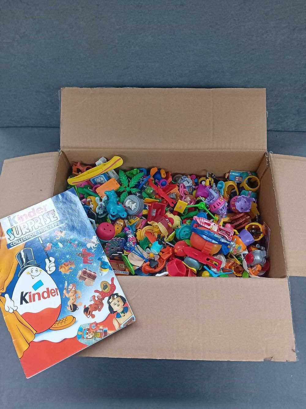 Lot 335: Mixed lot of Kinder toys with instruction leaflets...