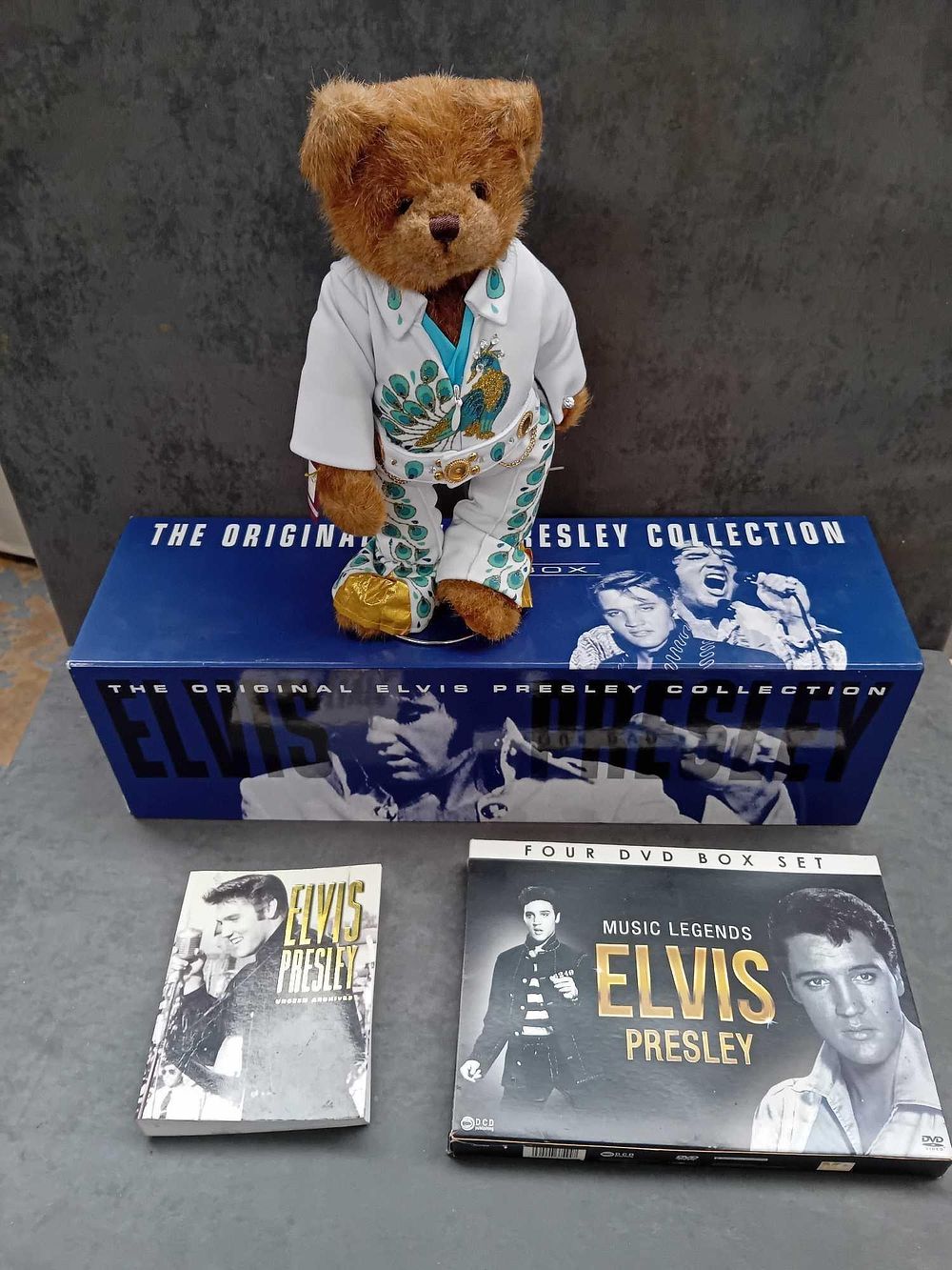 Lot 411: 4 x Elvis collectibles 1 x Ashton Drake...