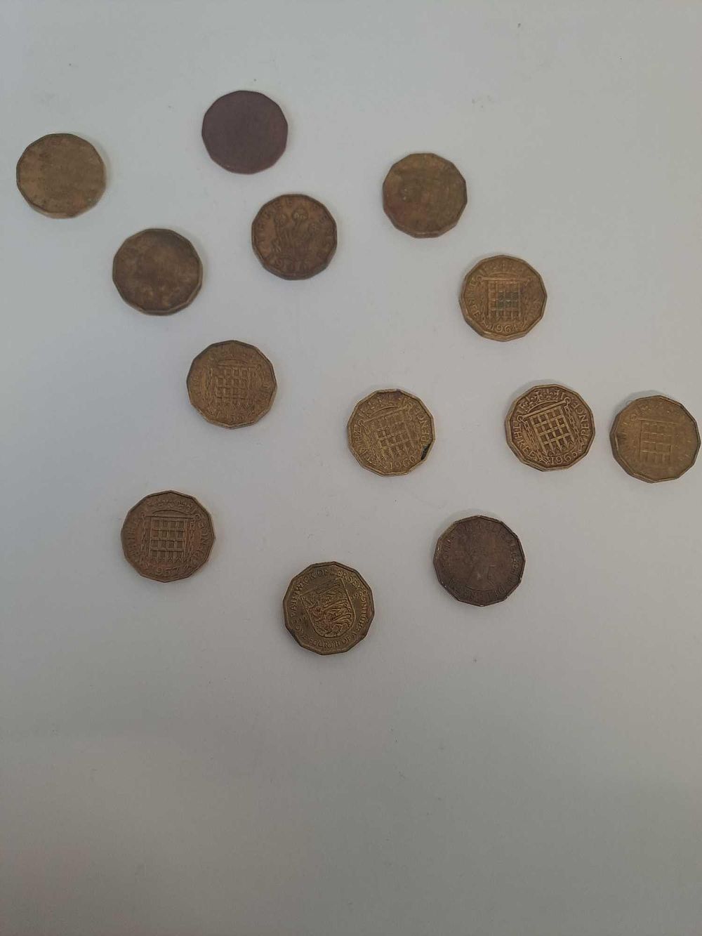 Lot 678: 13 threepence dating from 1942 - 1967
