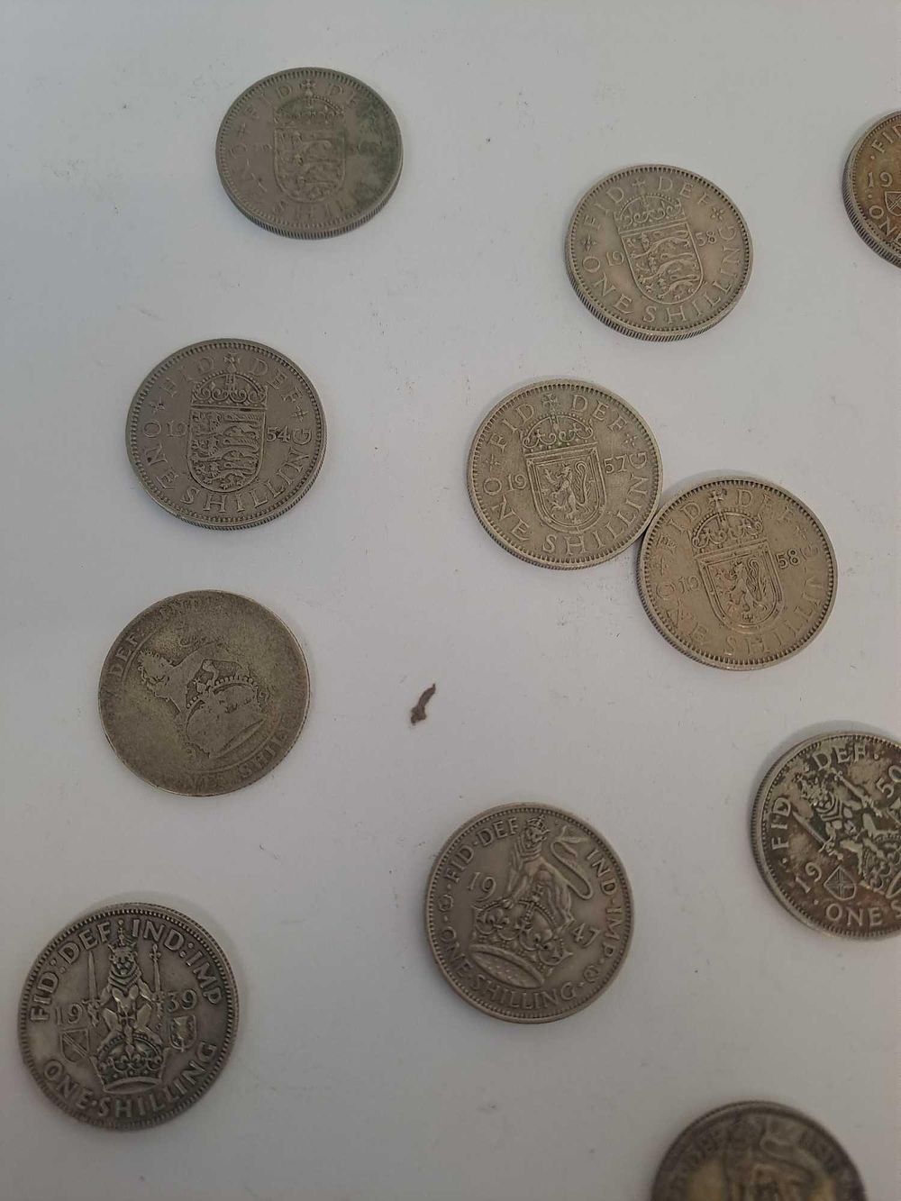Lot 679: 20 shillings ranging from 1920 to 1961