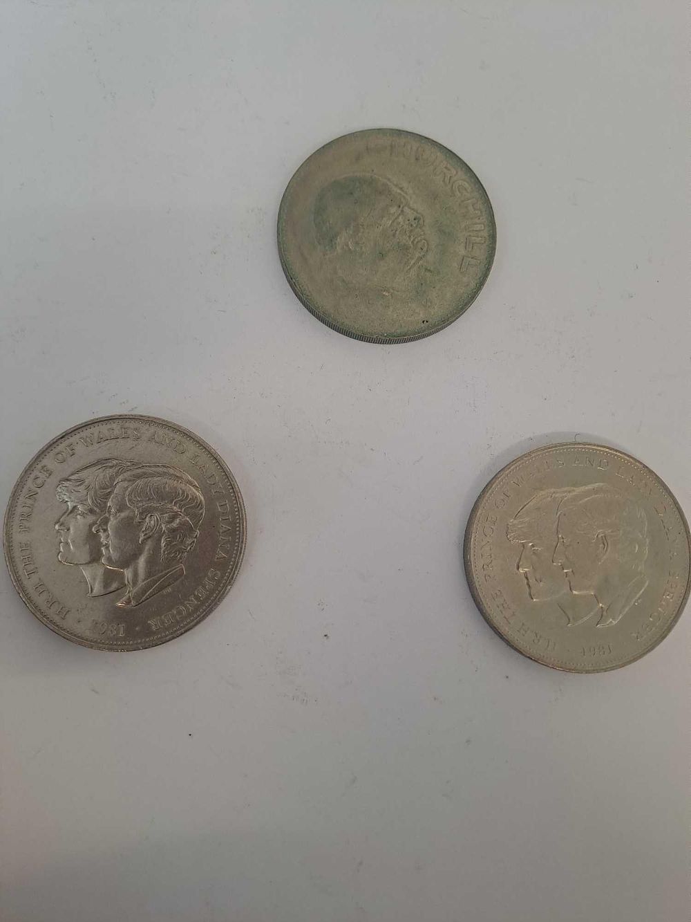 Lot 681: 2x Charles and Dinana coins 1981 and 1...