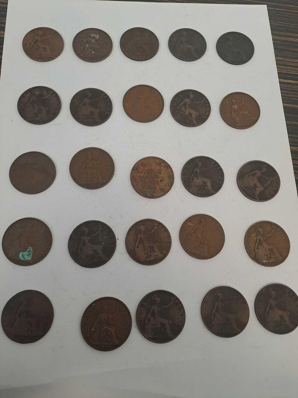 Lot 684: 10 farthings 27 half pennys 96 one pennys...