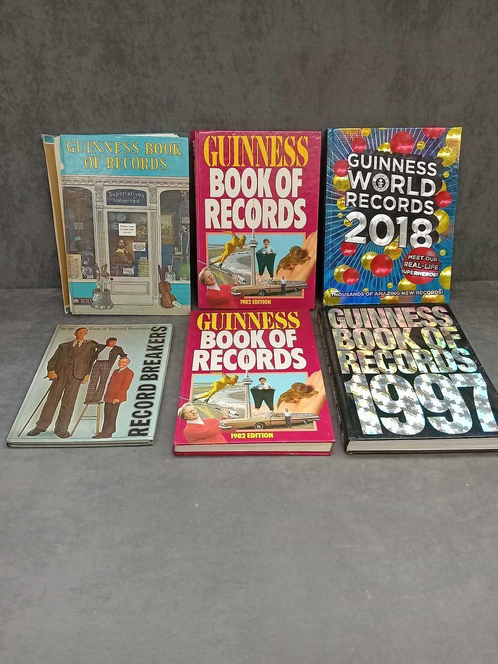 Lot 813: 6 x world records books as pictured