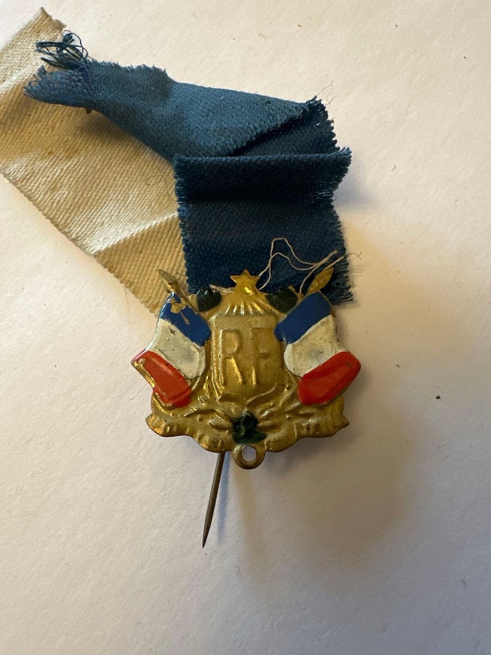 Lot 908: Mixed lot or 4 Vintage French Pins and...