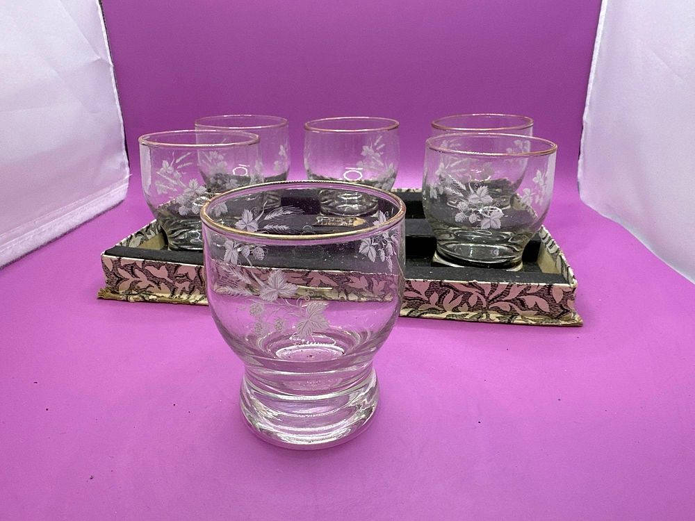 Lot 965: Miscellaneous Glasses, 2 Sets With Gold Trims. 11...