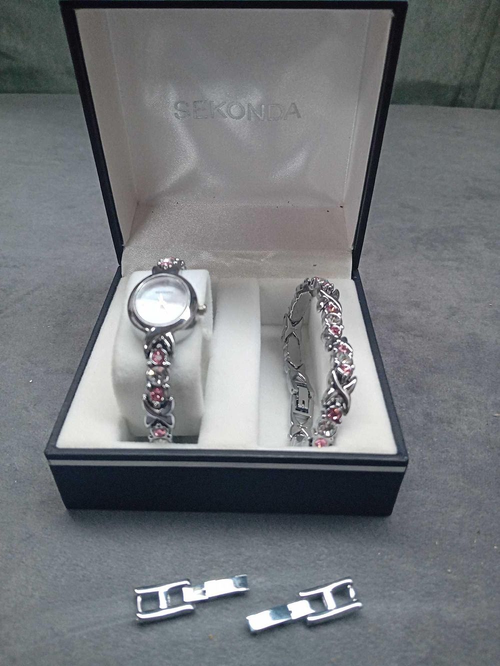 Lot 1010: Sekonda jewellery 1 watch 1 bracelet and 2...