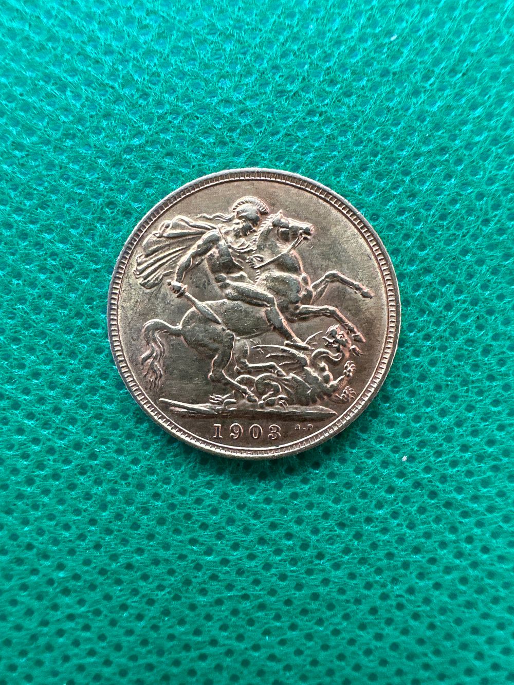 Lot 196: 1903 full Sovereign no case