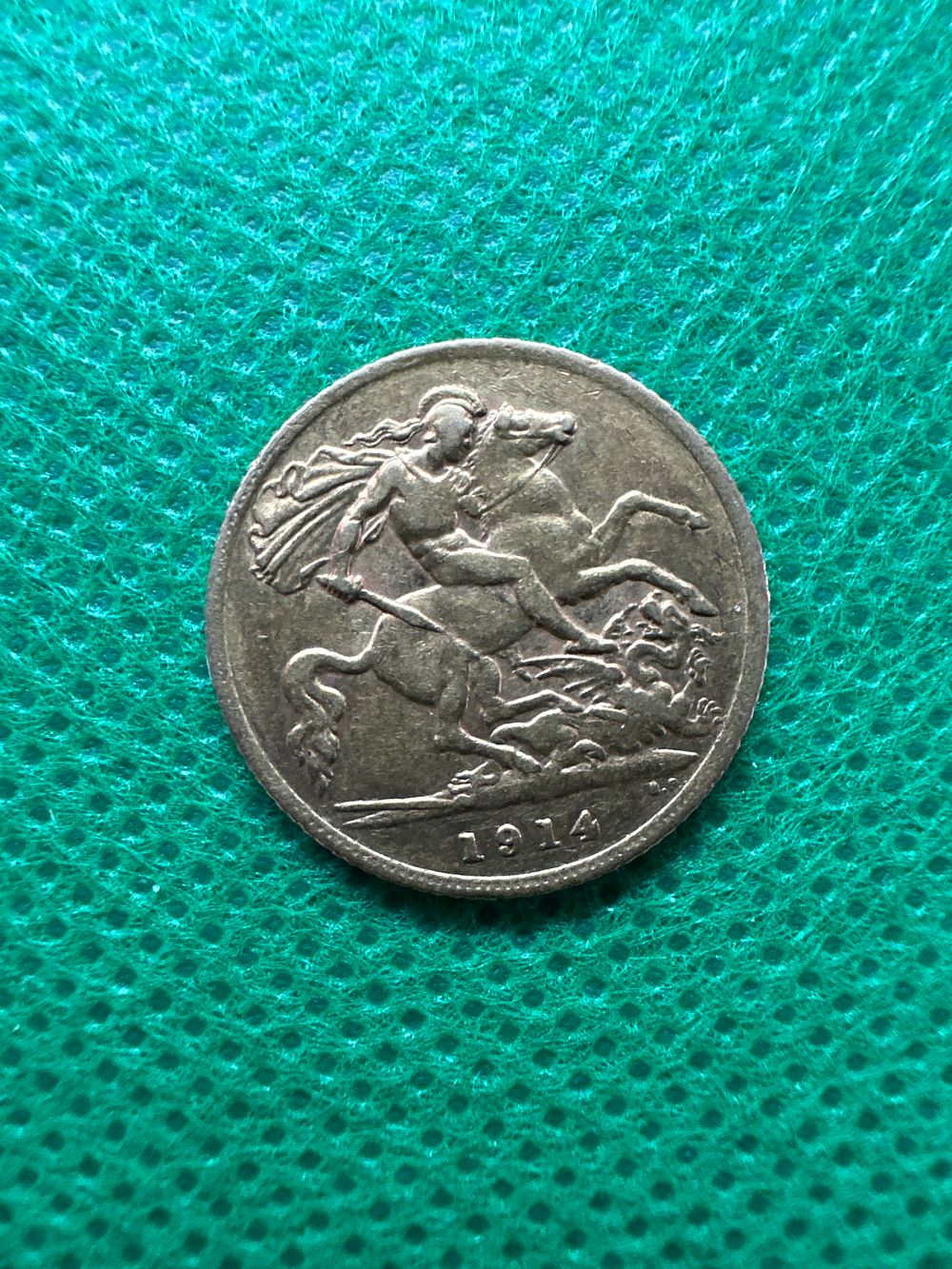 Lot 194: 1914 Half Sovereign no case