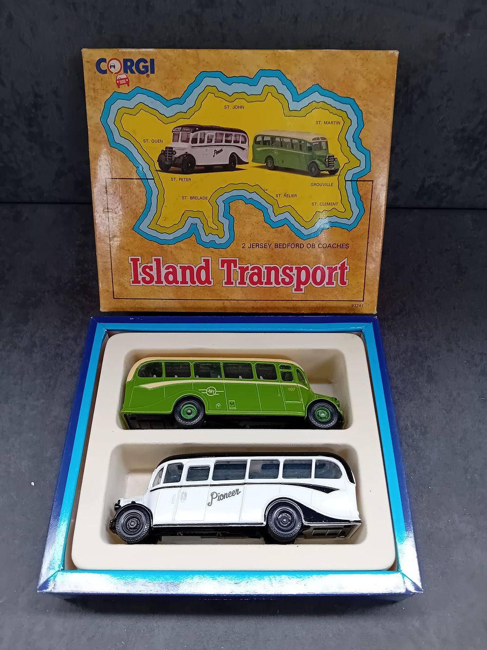 Lot 236: Corgi Barton 1908 1989 Coach Set #D41/1