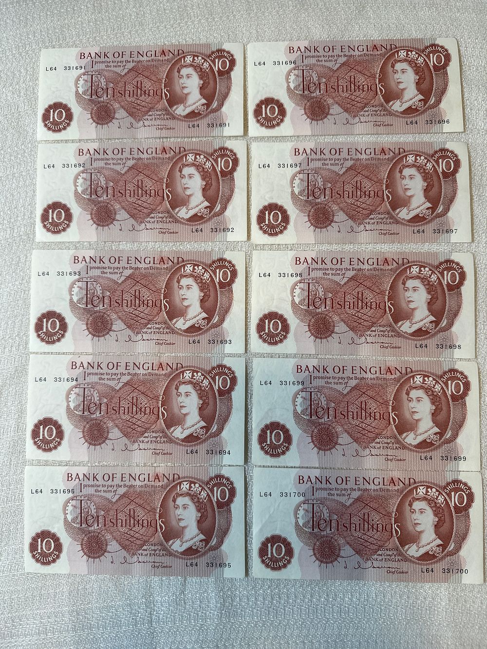 Lot 182: 10 x Crisp Ten Shilling Notes all consecutive numbers L64 331691 - 331700 Cheif Cashier J.Hollom