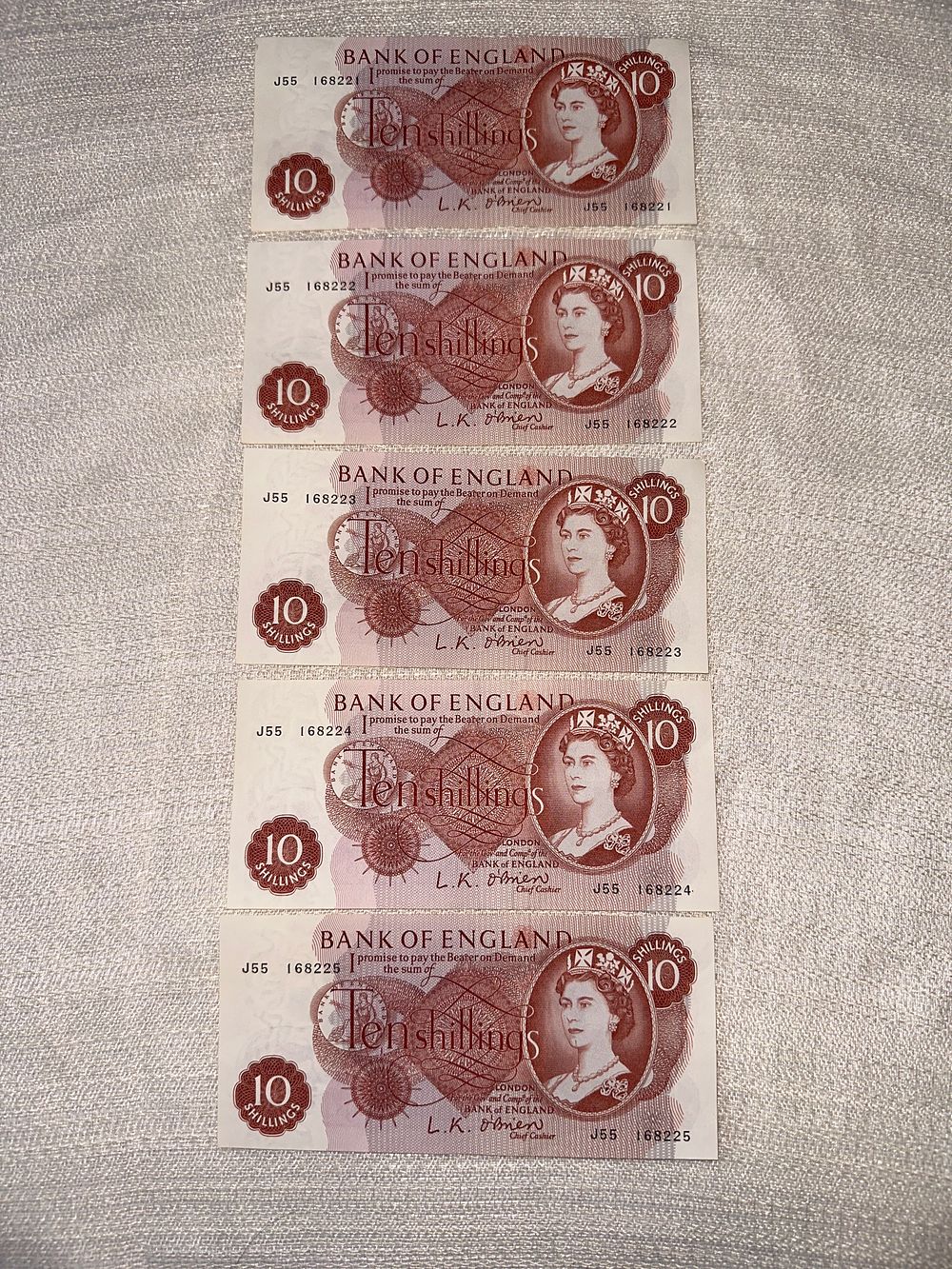 Lot 282: 5 x Crisp Ten Shilling Notes all consecutive numbers J55 16821 - 16825 Cheif Cashier L. OBRIEN