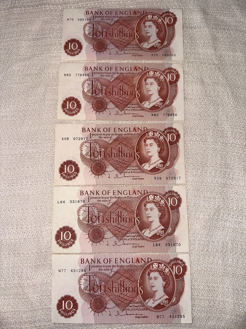 Lot 277: 5 x Crisp Ten Shilling Notes all Cheif Cashier J. Hollom numbers pictured.