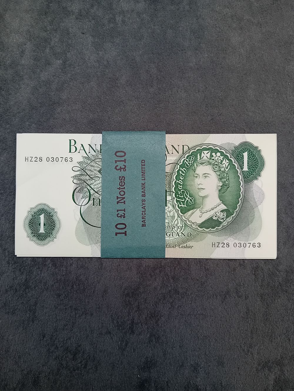 Lot 246: 10 x £1 Notes Bank of England in Excellent Crisp Condition. notes HZ28030753 - 63 not including 58