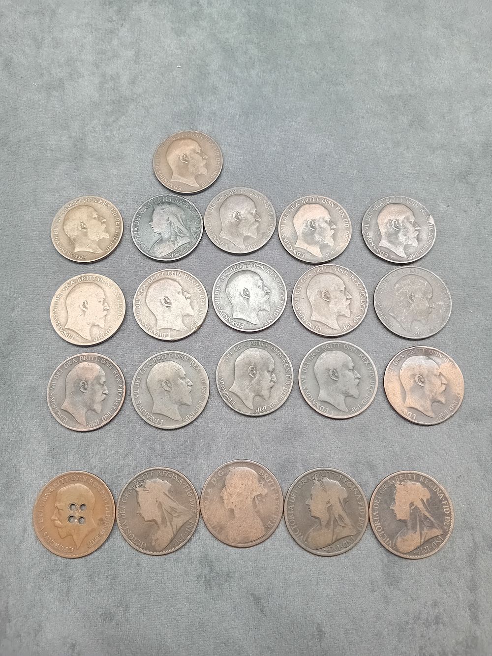 Lot 234: mixed lot of old 1 penny coins from 1888-1910